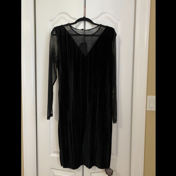 Black dress with mesh sleeves and v neck detail - Picture 1 of 3
